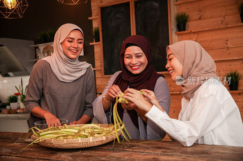 马来族穆斯林家庭的母亲和女儿编织克图帕为开斋节