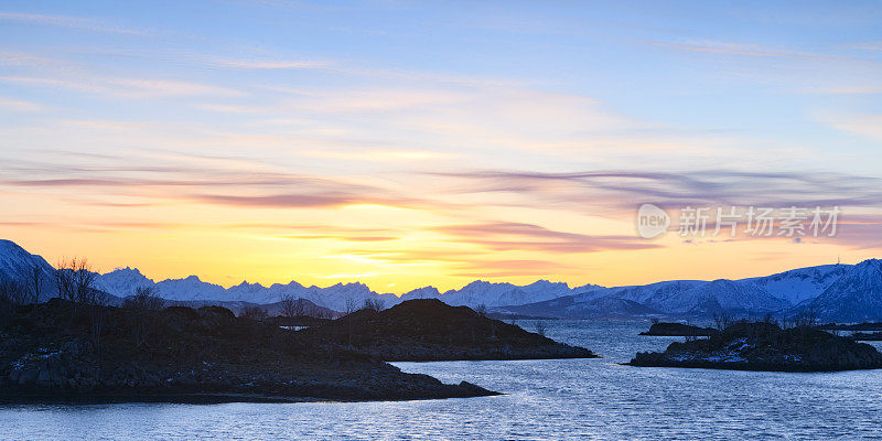 挪威北部Vesteralen群岛雪山上的日出