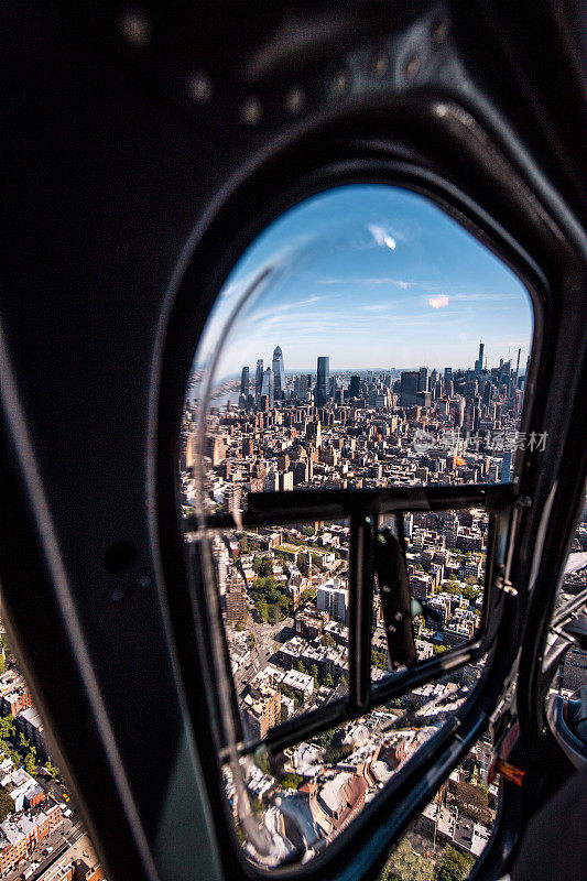 从直升机窗口俯瞰曼哈顿下城和世界贸易中心一号大楼，纽约市