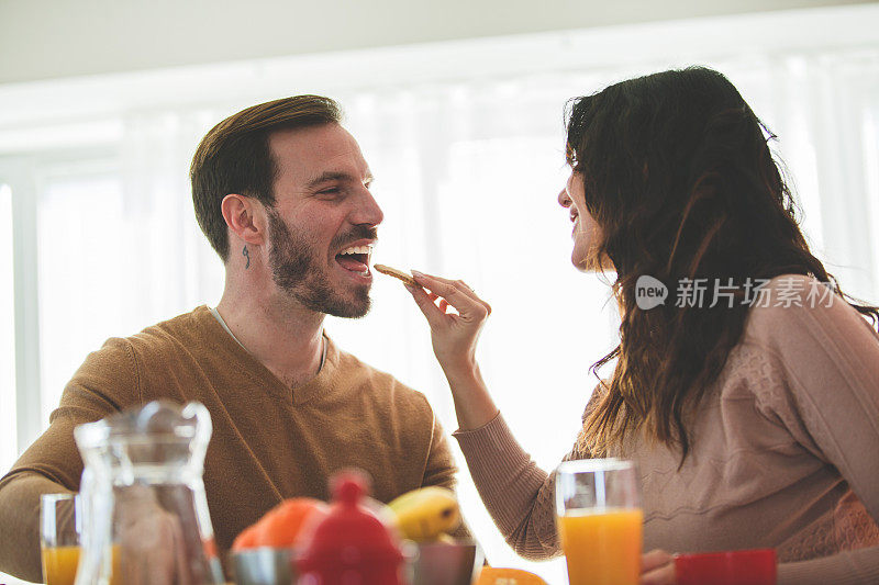 女人在早餐时给男人食物