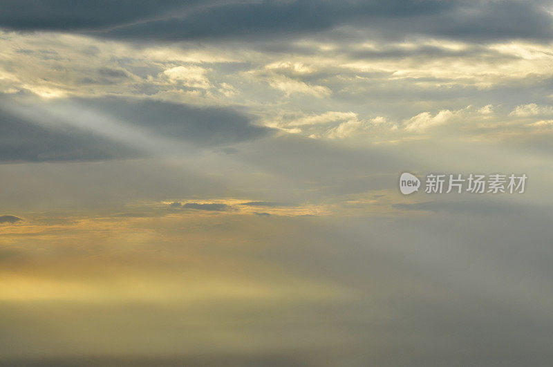 成都龙泉山脉日出时的美丽云景