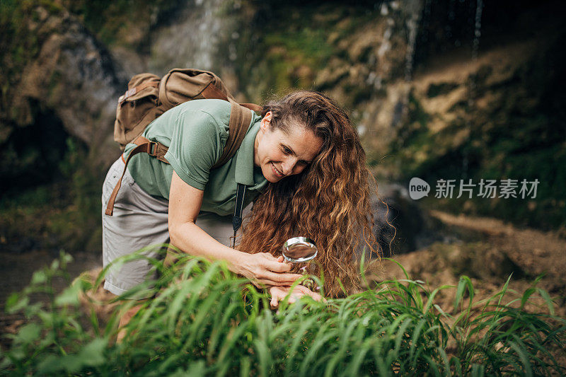 探索自然界植物的生物学家