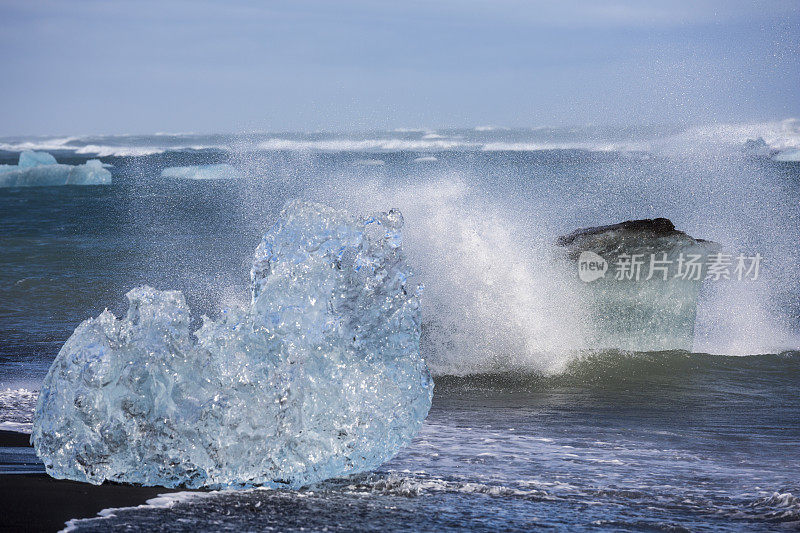 Jökulsárlón冰川泻湖和钻石海滩与冰山，冰岛欧洲