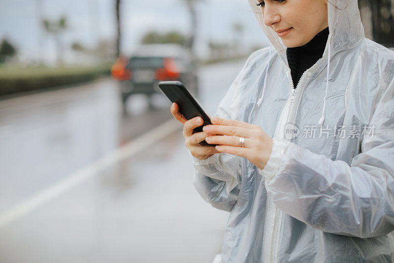 男子用手机叫了辆出租车