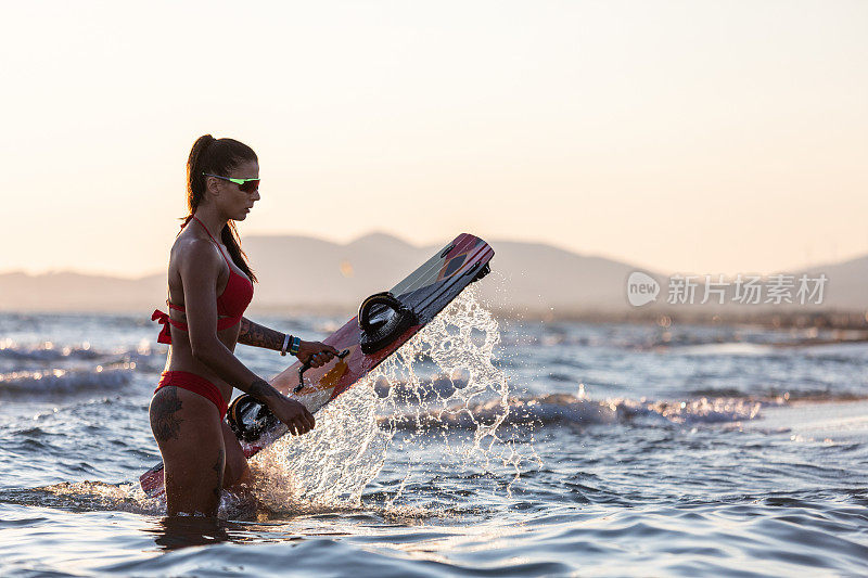 女风筝冲浪者