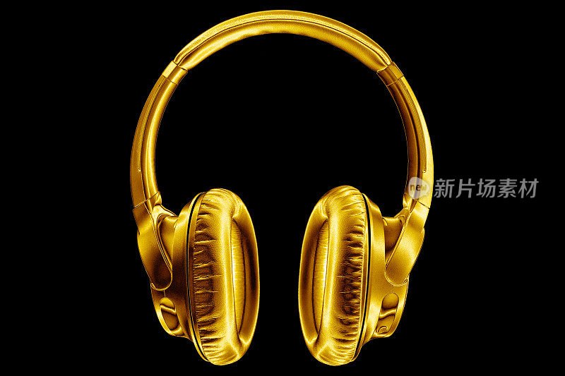 金色闪亮的无线耳机黑色背景隔离特写，昂贵的金色金属蓝牙耳机，现代高端wi-fi黄色耳机，音频音乐符号，立体声音响电子标志