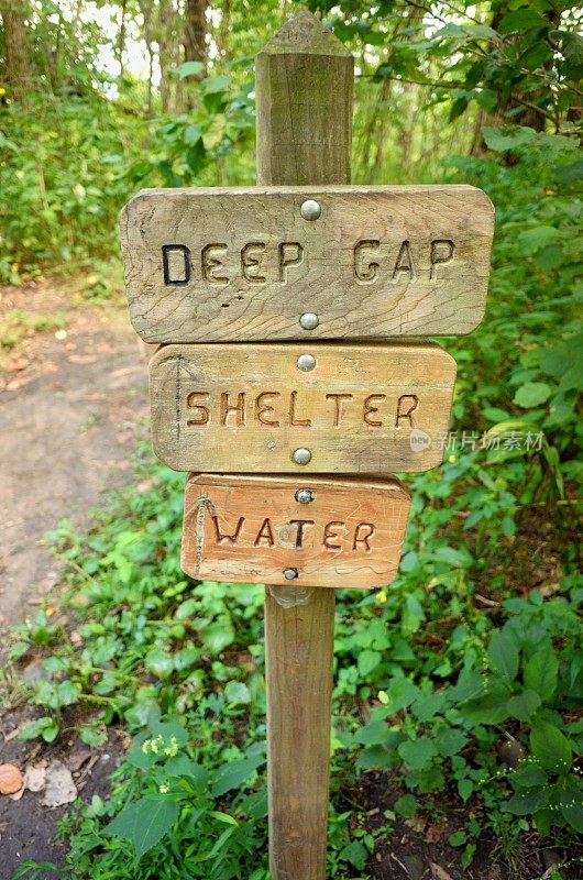 深沟庇护所和水上徒步小径标志