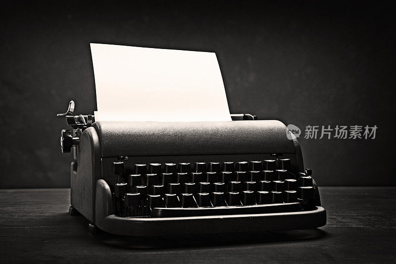 20世纪中叶的老式打字机，黑白分明，白纸空白