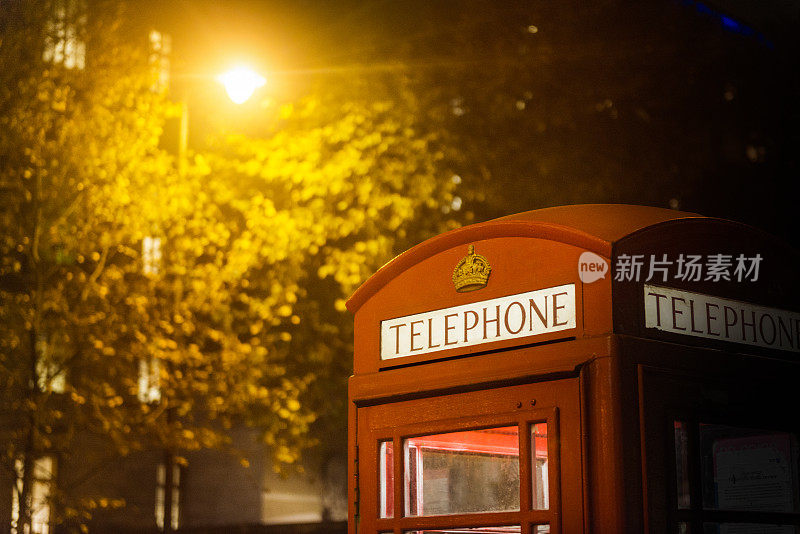 典型的英国红色公用电话亭，位于英国伦敦