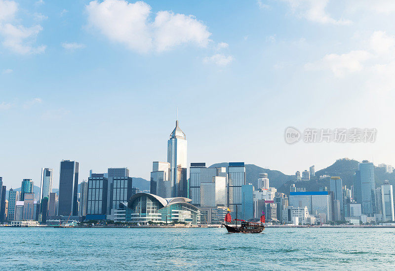 横过香港港口的帆船