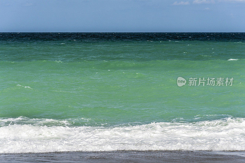 土耳其黑海，海浪拍打着海岸和海景