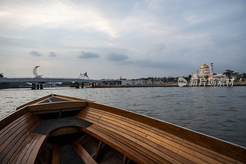 在文莱的斯里巴加湾市乘船旅行