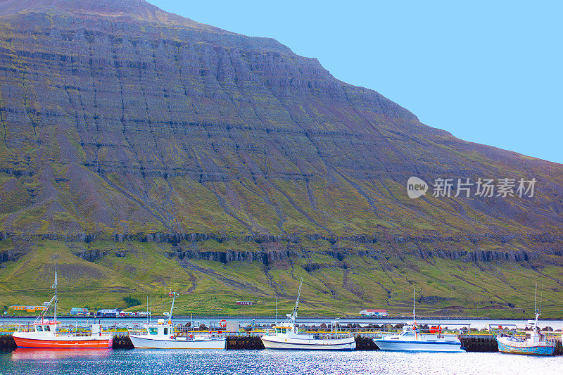 Seyðisfjörður(东峡湾)，冰岛:海港和山在日落