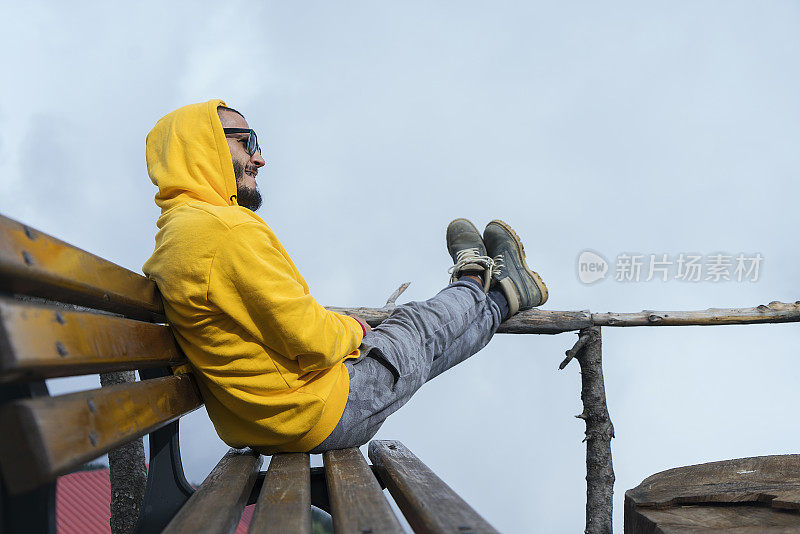 黄色雨衣让人放松