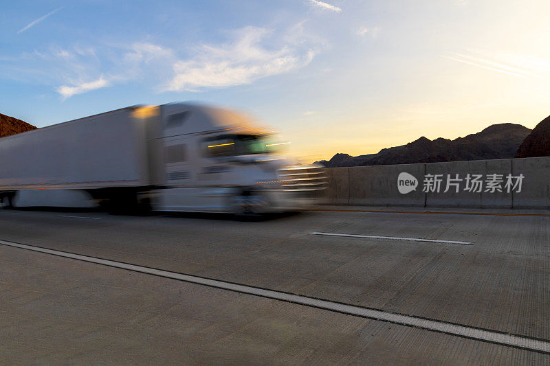 高速公路上的半挂车