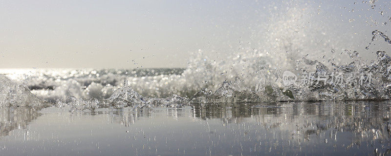 飞溅-新鲜的水滴在水中
