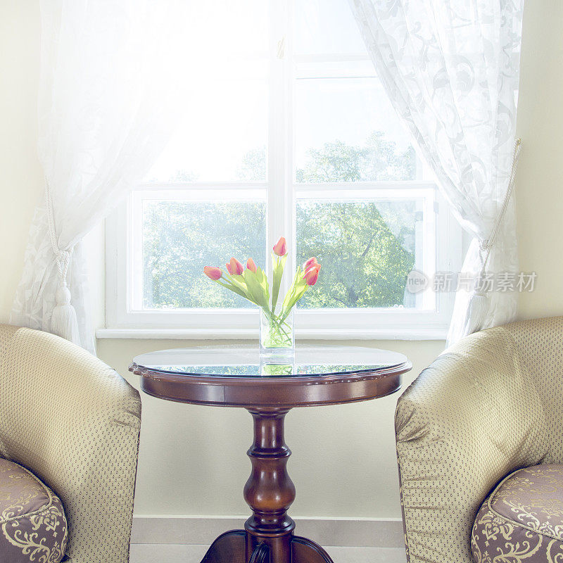 米色复古风格房间部分，桌子，扶手椅，花