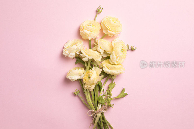 花朵组成与花朵在粉红色的背景。平铺，俯视图，拷贝空间
