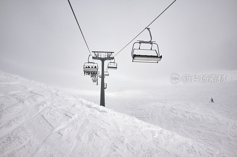 滑雪者在缆车缆车冬季度假村