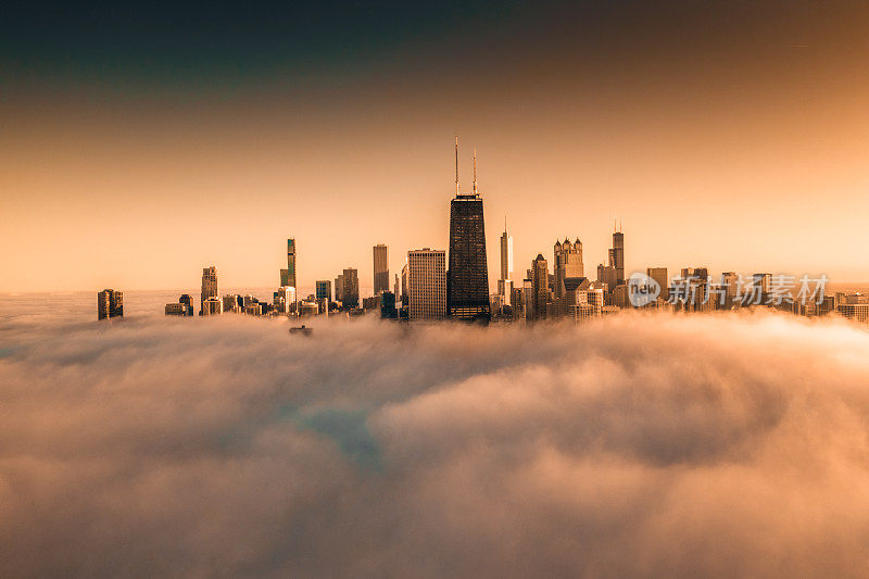 芝加哥市中心日落时的戏剧性景色
