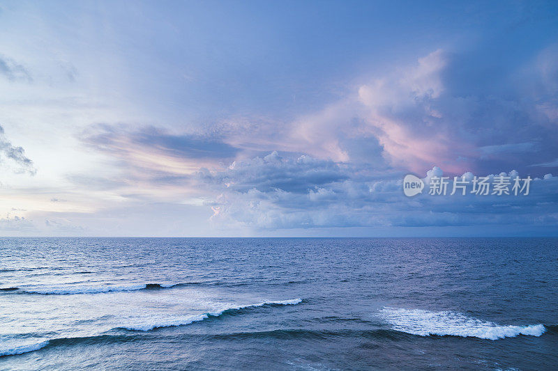 巴厘岛，印度洋上空戏剧性的多云天空。