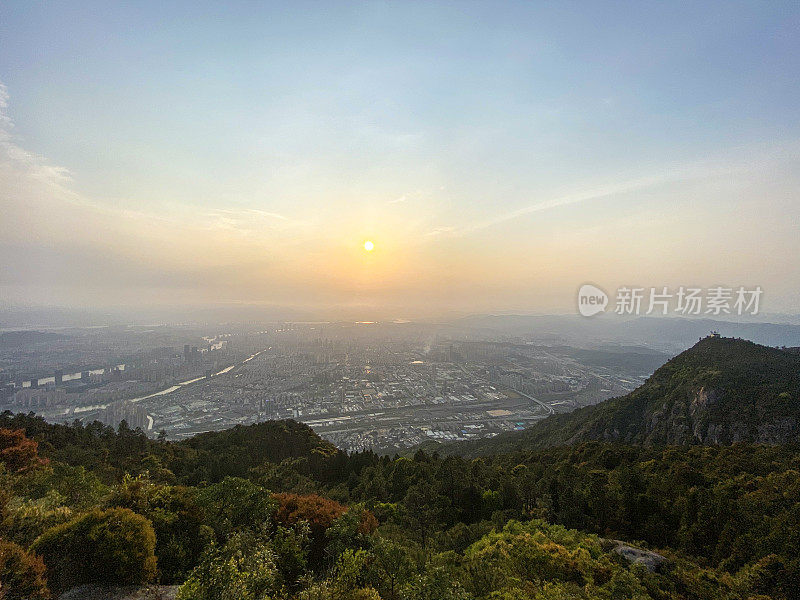 日落时分俯瞰山下的城市