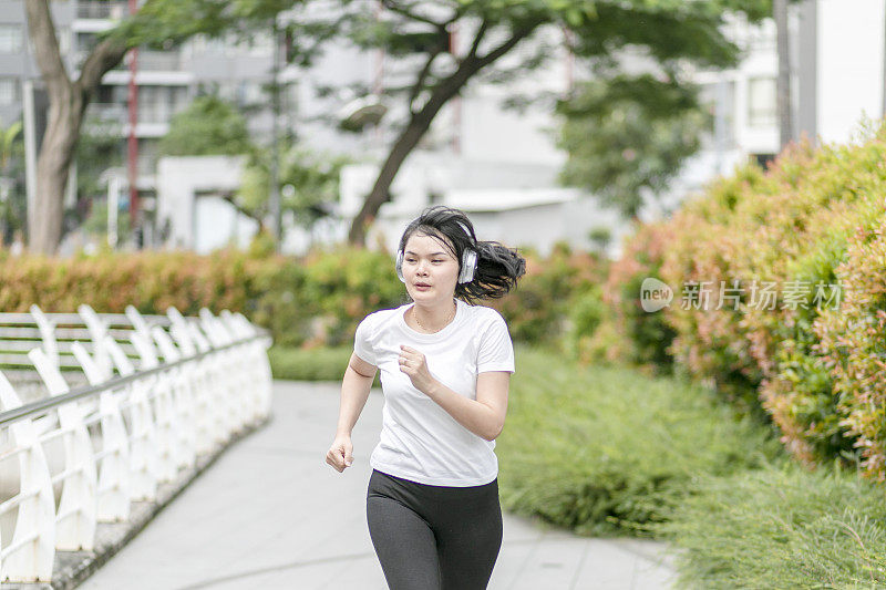 一个年轻女子在公园里跑步和锻炼