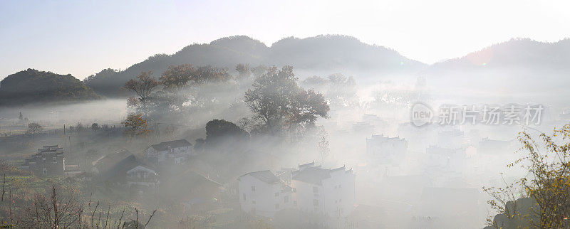 中国婺源石城的晨雾