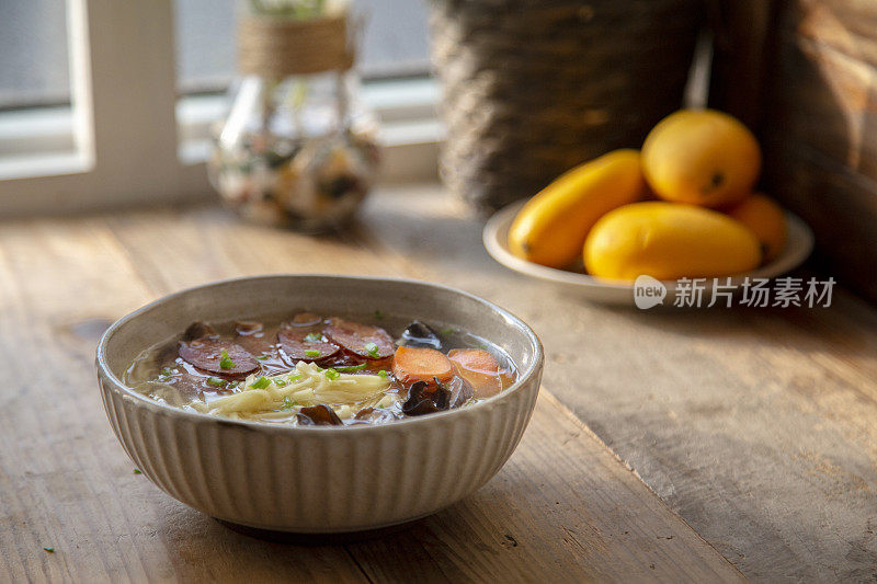 中国自制面条:加香肠、蘑菇和肉汤的汤面