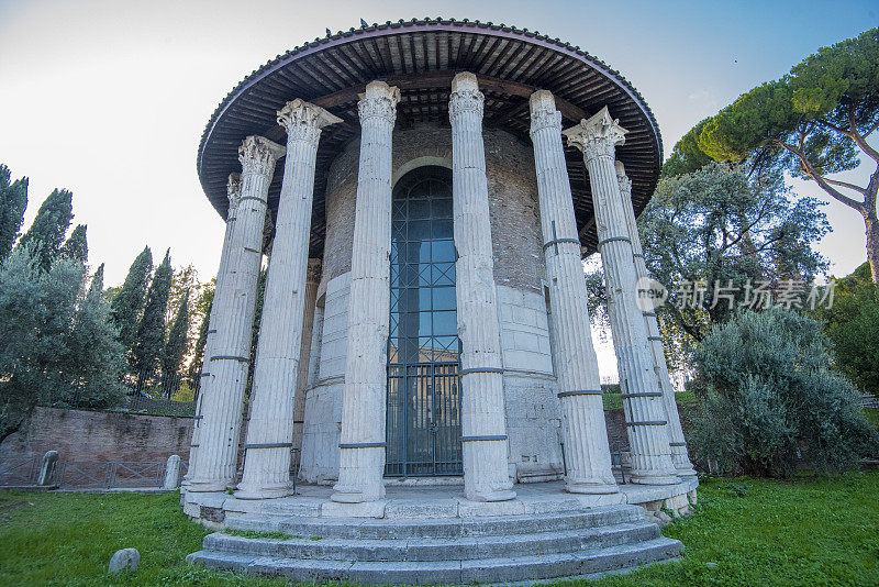 赫拉克勒斯维克多神庙(赫拉克勒斯赢家”)，位于意大利罗马市的博阿瑞姆广场。