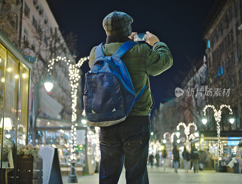 独自旅行者在城市的夜晚