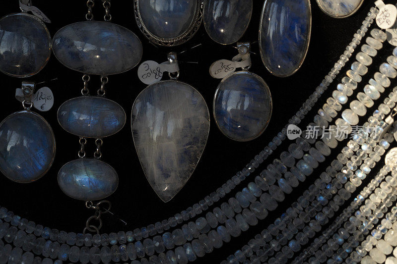 彩虹月长石项链、耳环、珠宝，陈列于商场