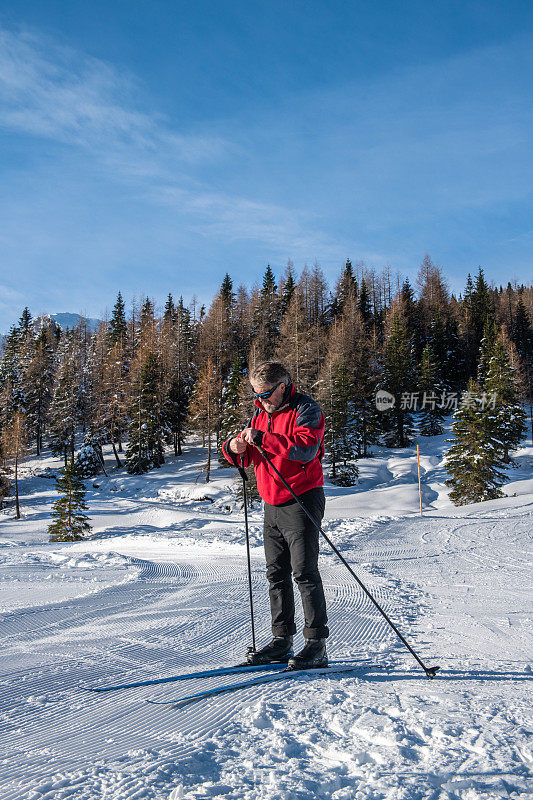 高级男子准备越野滑雪在奥地利和意大利，欧洲