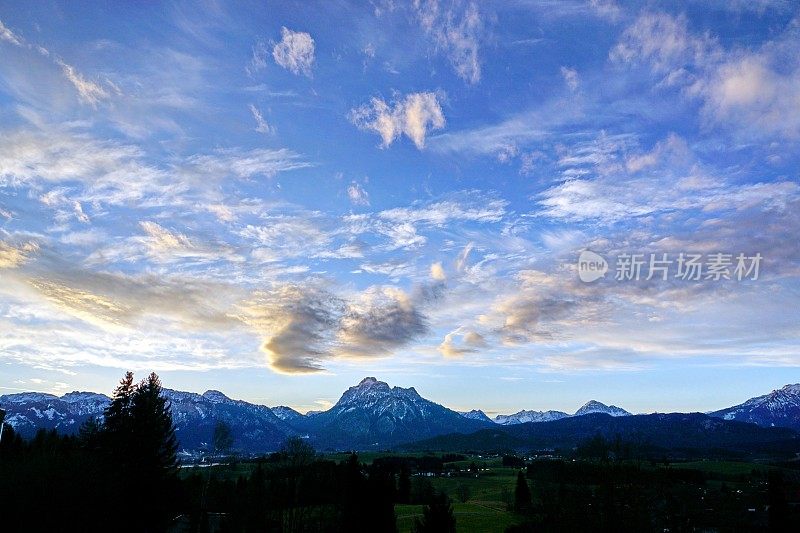 全景视图的啤酒花säuling在背景。Ost-Allgau,巴伐利亚,德国。