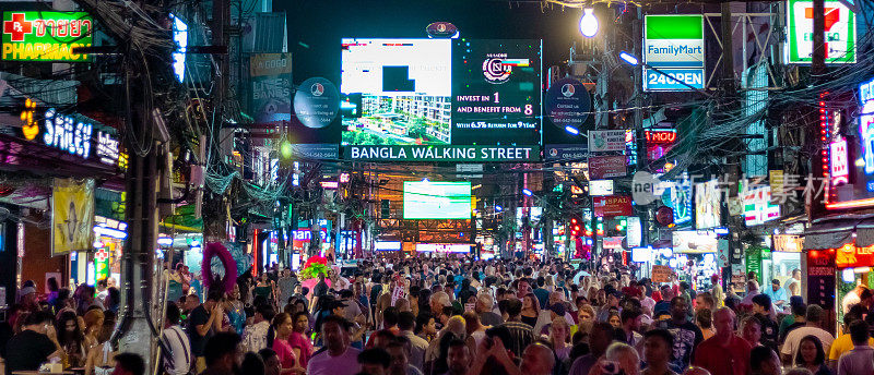 泰国普吉岛巴东拥挤的孟加拉步行街。
