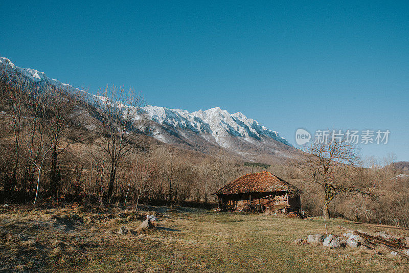 山村小房子的美丽景色