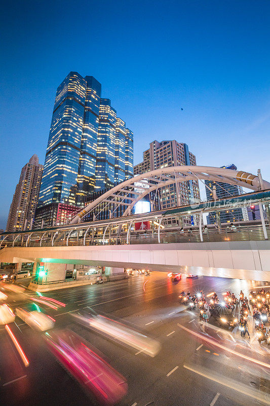 全景城市景观商业区(silom，沙顿，曼谷，曼谷，泰国黄昏