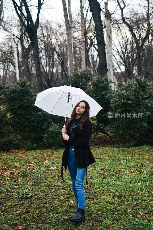 美丽的年轻女子享受着雨天