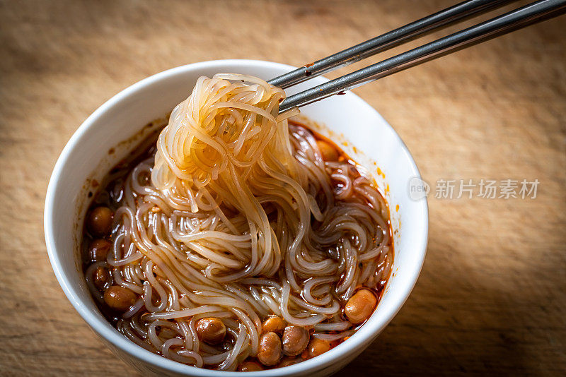 中国方便面，用筷子在碗里吃方便面