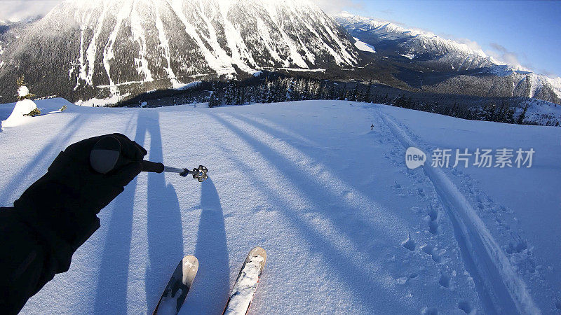 第一人称视角POV背国家滑雪下山高山斜坡