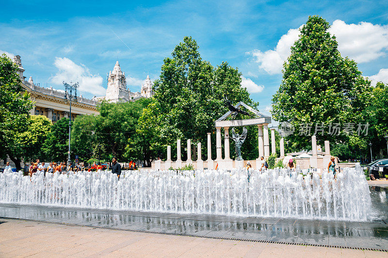 匈牙利布达佩斯自由广场的喷泉和德国占领受害者纪念碑