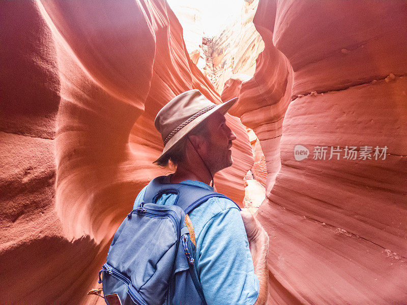 在美国亚利桑那州，一个年轻人正在考虑狭窄的狭缝峡谷