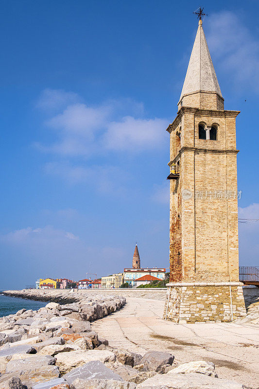 意大利——Caorle，天使圣母教堂的钟楼，以老城为背景