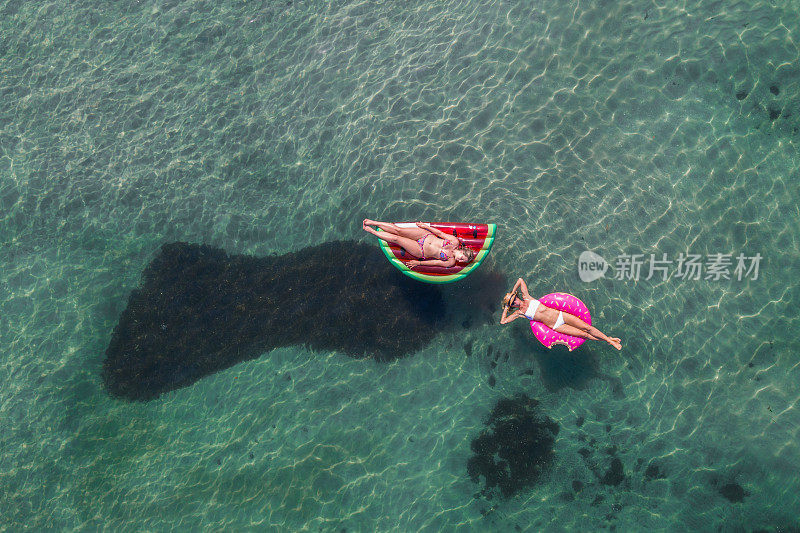 鸟瞰图的妇女漂浮在湖上与充气筏