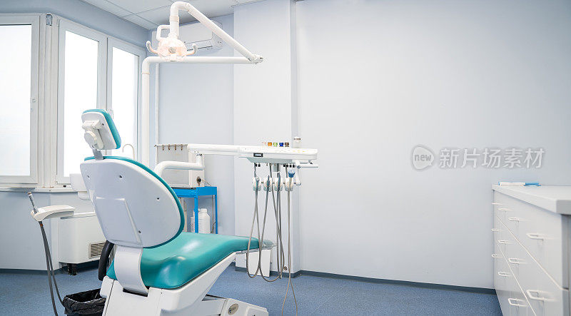 现代牙科诊所，牙科椅和牙医使用的其他配件。