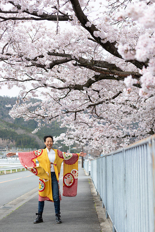 一个日本女人在欣赏樱花