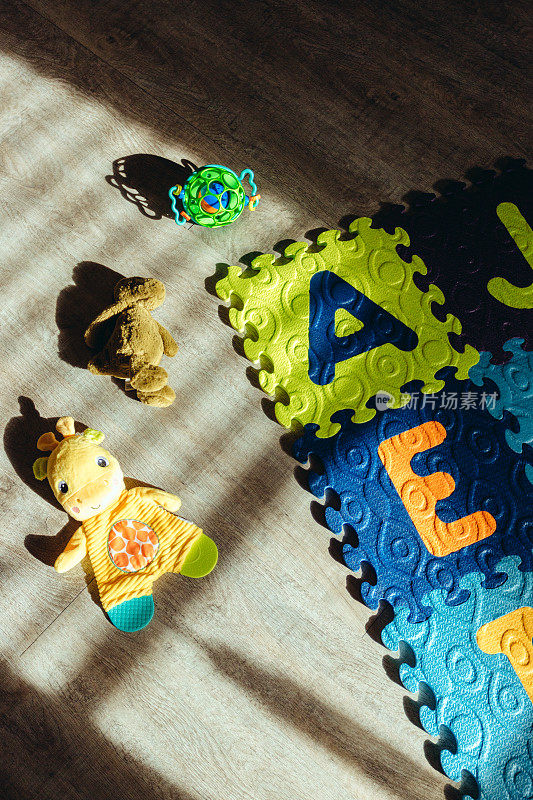 联锁彩色的玩垫字母和玩具的孩子