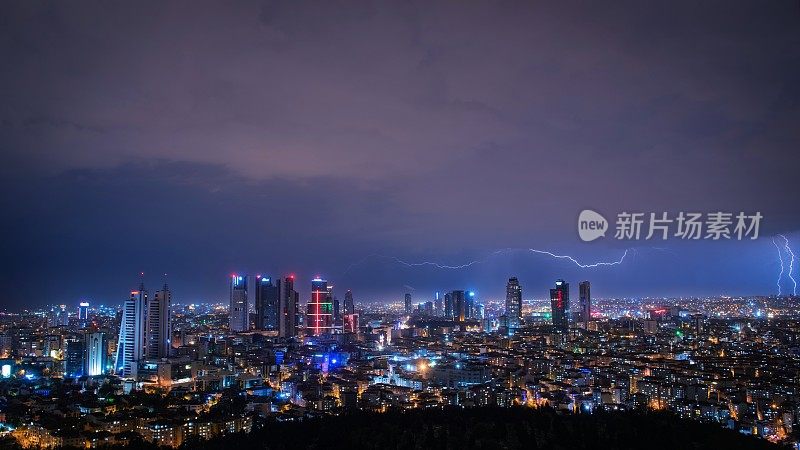 晚上有雷雨袭击城市