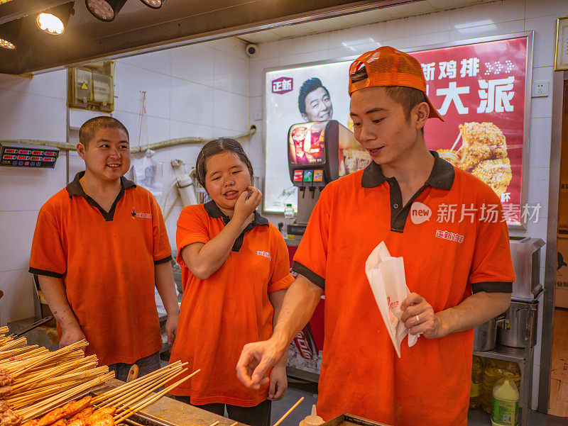 中国湖南长沙市太平老街的小吃摊上陌生的中国人。太平老街是长沙市的标志性建筑之一