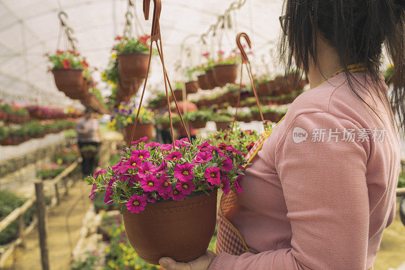 在温室里种花的女人